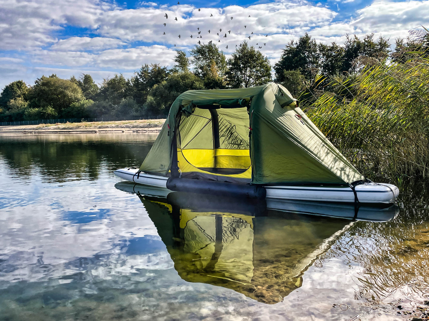 Sup mit BAJAO Cabin Zelt auf dem Wasser